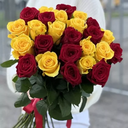 25 красных и желтых роз