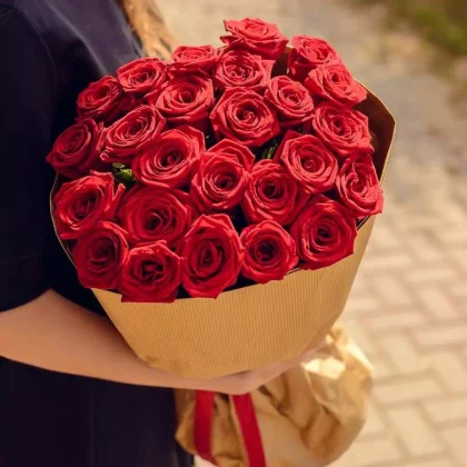 25 красных роз 60 см.