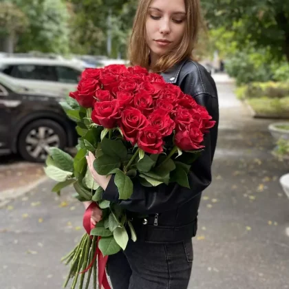 25 красных роз 80см