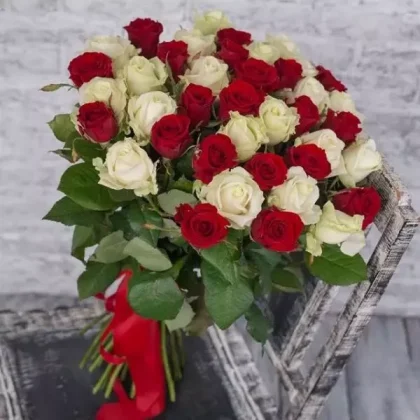 45 красных и белых роз