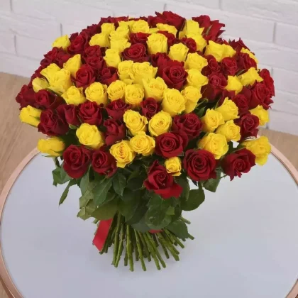 101 красная и желтая роза