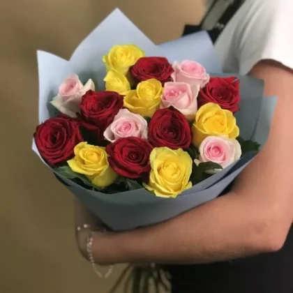 15 разноцветных роз